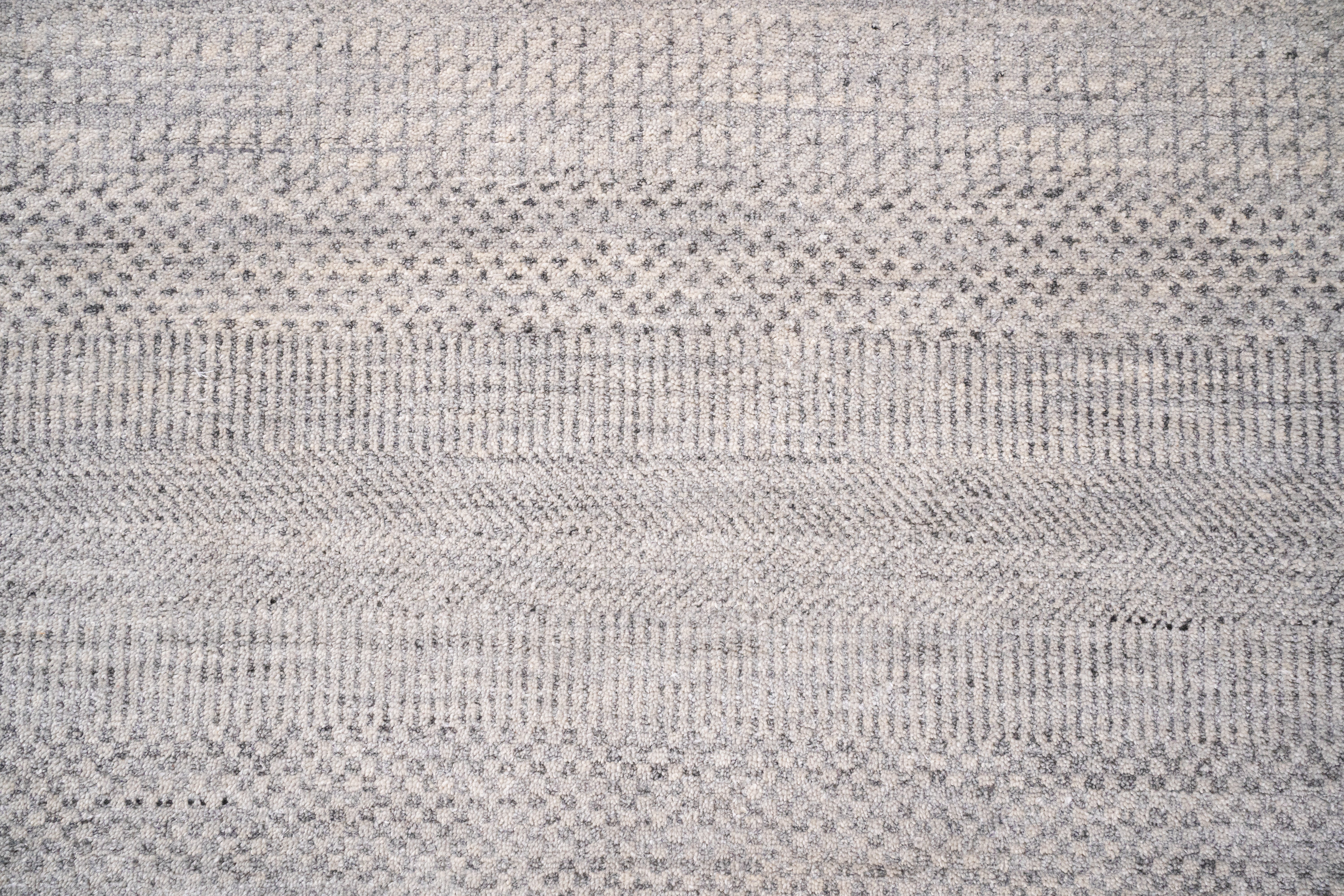 Handknotted Carpet, DIA - 1247 MCN, Off White  & Grey
